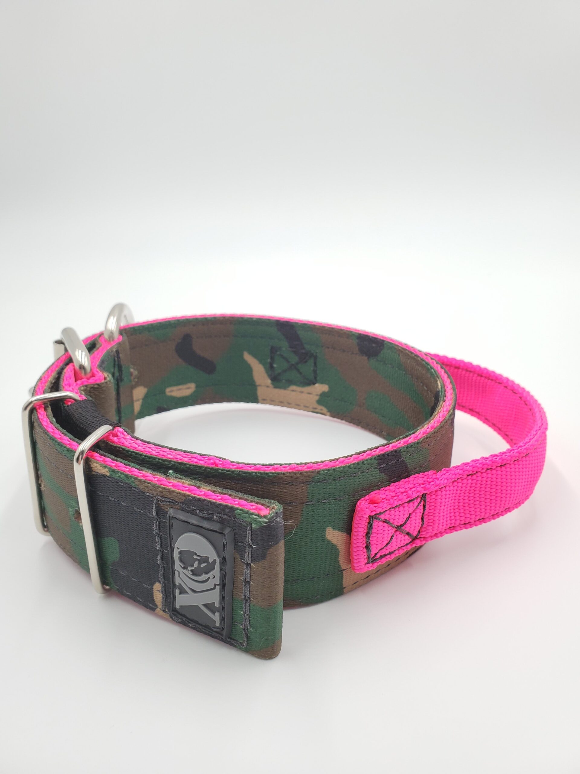 2" Nylon Collar, Camo Outer, Hot Pink Inner & Handle, Black Stitch, Neck Size 17-22"
